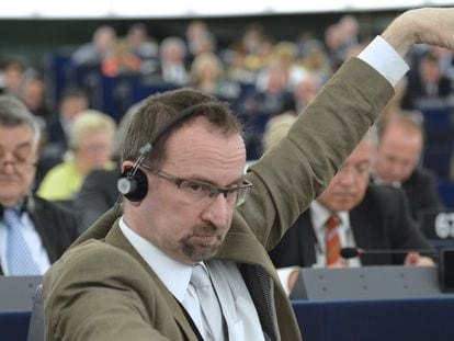 József Szájer vota no Parlamento Europeu em 2013.