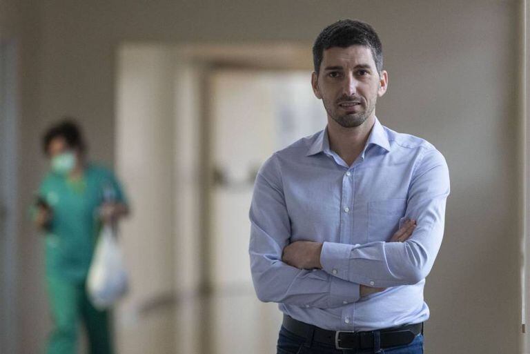 O infectologista Oriol Mitjà durante a entrevista.