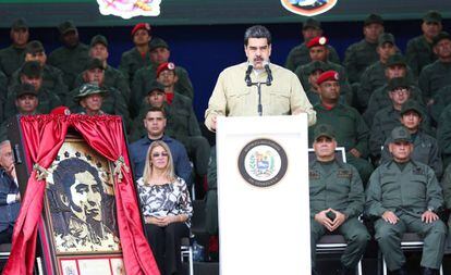 Maduro ao lado de um retrato de Bolívar, durante discurso a militares, transmitido pela televisão no sábado.