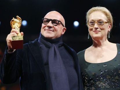 Gianfranco Rosi com o Urso de Ouro de ‘Fuocoammare’, ao lado da presidenta do júri, Meryl Streep.