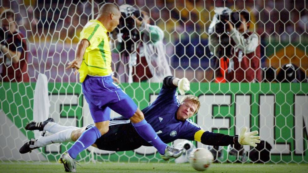 Kahn falhou em chute de Rivaldo e deu rebote para Ronaldo marcar o primeiro gol do Brasil.