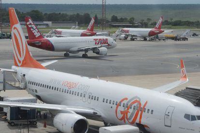 Aviões na pista do aeroporto internacional de Brasília