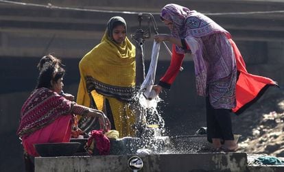 Mulheres paquistanesas lavam roupa em Lahore.