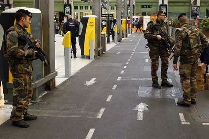 Soldados franceses controlam a estação de trem de Lyon nesta terça.