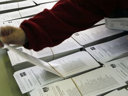 Cédulas em um colégio eleitoral de Terrassa (Barcelona) nas eleições catalãs de 25 de novembro.