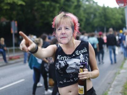 Manifestante com máscara da chanceler Angela Merkel durante um protesto contra o G20 em Hamburgo.