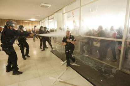 Manifestantes tentam invadir Congresso Nacional.