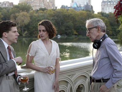 Os atores Jesse Eisenberg e Kristen Stewart e o diretor Woody Allen, na filmagem de 'Cafe Society’.