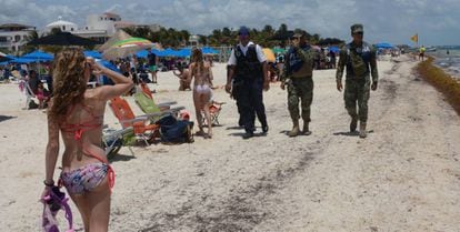 Soldados mexicanos vigiam praias em Cancun.