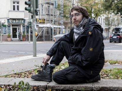 Falk Isernhagen, ex-neonazista membro de uma rede de desradicalização de jovens extremistas, posa em uma rua de Berlim.
