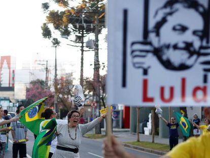Pessoas festejam em Curitiba a condenação de Lula.