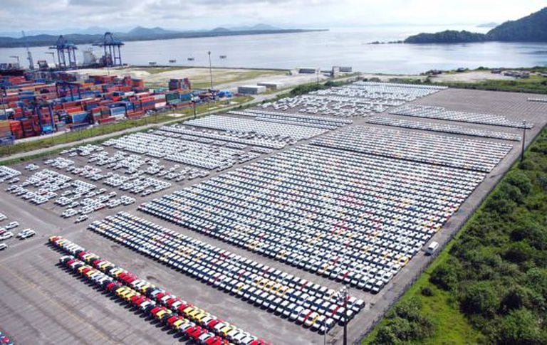 Carros no pátio do Porto de Paranaguá, no Paraná.