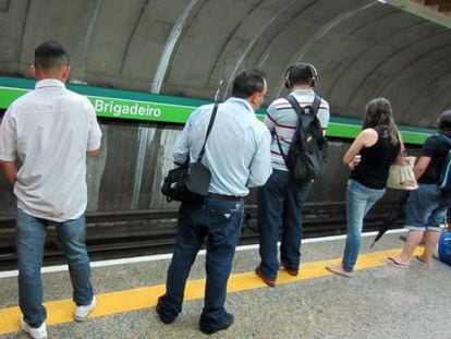 Passageiros esperam o metr&ocirc; na linha verde, em S&atilde;o Paulo.