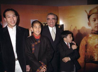 Depois de passar boa parte dos anos 80 cheirando cocaína, Martin Scorsese redescobriu a paz nos anos 90. Novaiorquino da mais pura cepa, conseguiu se safar como só se faz na Big Apple: pela filosofia oriental. Até aí, tudo bem. O ruim é que quis que todos nós soubéssemos com um filme intragável como ‘Kundun’, em 1997, a biografia do Dalai Lama que fez com que muitos de nós reencarnássemos como bocejo.
