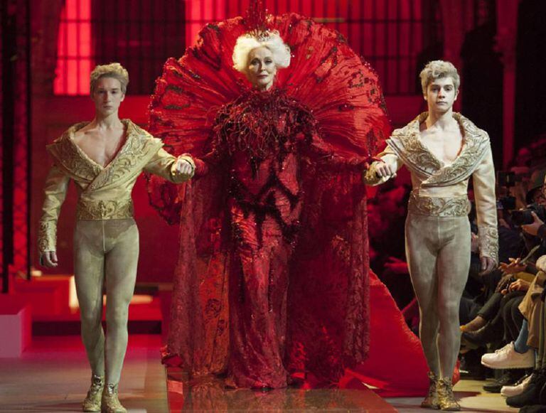 Carmen Dell’Orefice no desfile de Guo Pei.