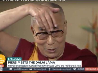 Dalai Lama durante a paródia sobre o topete de Trump.