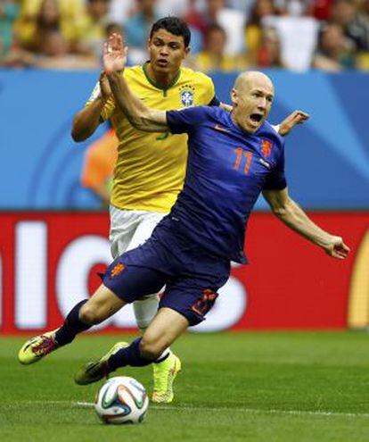 Thiago Silva e Robben, na ação que valeu o pênalti para a Holanda.