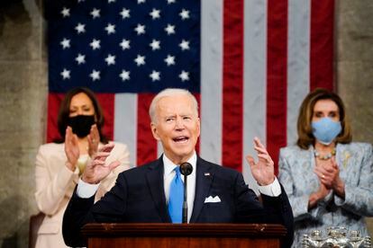 O presidente dos EUA, Joe Biden, junto à presidenta da Câmara de Representantes, Nancy Pelosi, e a vice-presidenta do país, Kamala Harris, em 28 de abril.