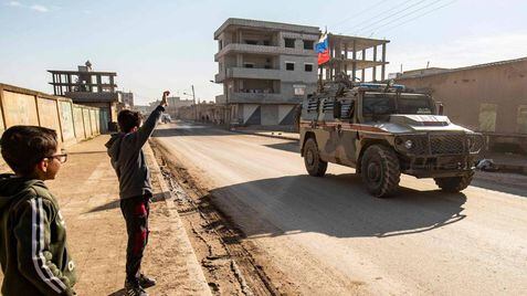 Forças de Damasco na cidade síria de Darbasiyah, perto da fronteira com a Turquia, na segunda-feira.