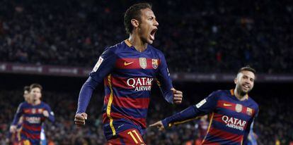 Neymar comemora após marcar.