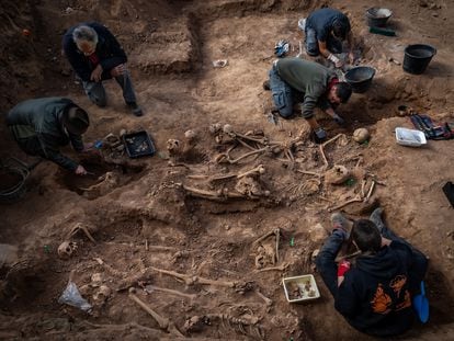 Uma equipe arqueológica trabalha há um mês na vala comum achada no cemitério de Belchite, no norte da Espanha.