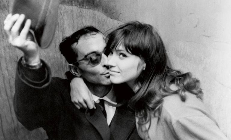 Anna Karina com Jean-Luc Godard, em uma imagem de arquivo feita em Paris.