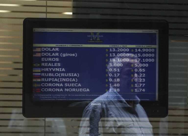 Casa de câmbio em Buenos Aires um dia após Macri eliminar o cepo (controle) cambial.