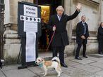 El primer ministro británico, el conservador Boris Johnson, con su perro Dilyn ante el colegio electoral en el que ha votado en Londres.