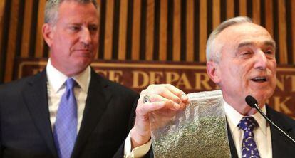 Ao lado de De Blasio, Bratton exibe saco demonstrativo com orégano.