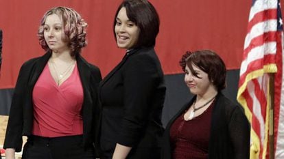 Amanda Berry, Gina DeJesus e Michelle Knight, em uma cerimônia em fevereiro.