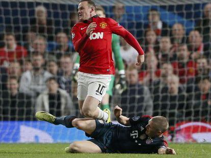 Schweinsteiger, na entrada a Rooney que lhe custou a segunda amarela.