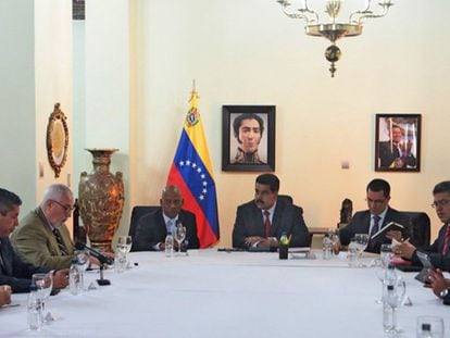 Maduro reunido con líderes de la oposición.