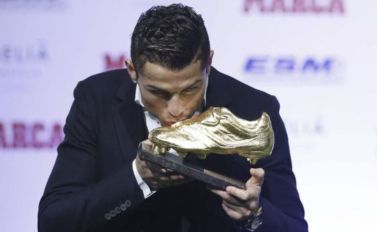 Cristiano Ronaldo beija a Chuteira de Ouro.