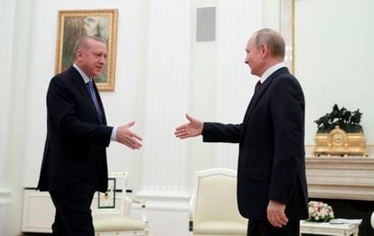O presidente turco, Erdogan, e o russo, Putin, durante seu encontro na quinta-feira no Kremlin.