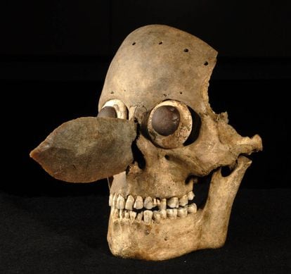 Uma máscara feita com um crânio humano, achada no Templo Maior.