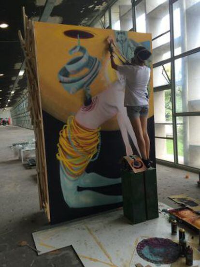 A paraense Drika Chagas prepara um grafite com o tema 'espiritualidade'.