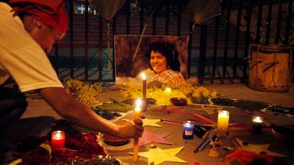 Uma mulher acende uma vela em memória da ambientalista hondurenha Berta Cáceres, em setembro de 2018, em Tegucigalpa.