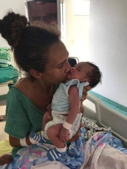 Iriana com Gabriel na maternidade onde o bebê nasceu