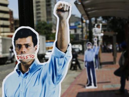 Figuras de papelão de apoio a López, em Caracas.