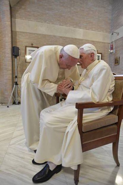 O papa Francisco cumprimenta seu predecessor, Bento XVI, no dia 28 de junho.