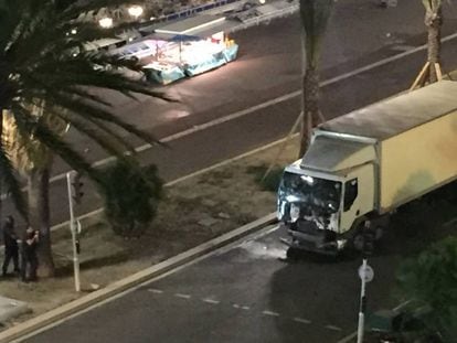 O caminhão que atropelou dezenas de pessoas no atentado de Nice.