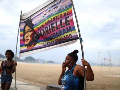 Manifestantes seguram faixa alusiva a Marielle Franco em protesto contra.Jair Bolsonaro no Rio de Janeiro, em 7 de junho de 2020.