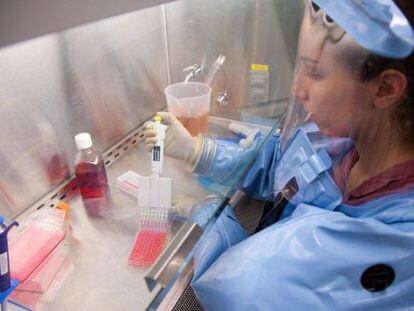 Uma trabalhadora canadense durante o teste com ebola em um laboratório de nível 4 de segurança.