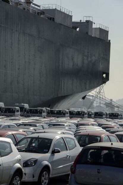 Veículos aguardam para serem carregados no porto de Santos (Brasil).