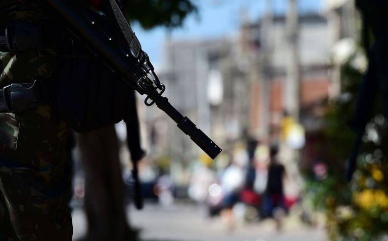 Militares na entrada da Vila do João, no Rio de Janeiro.
