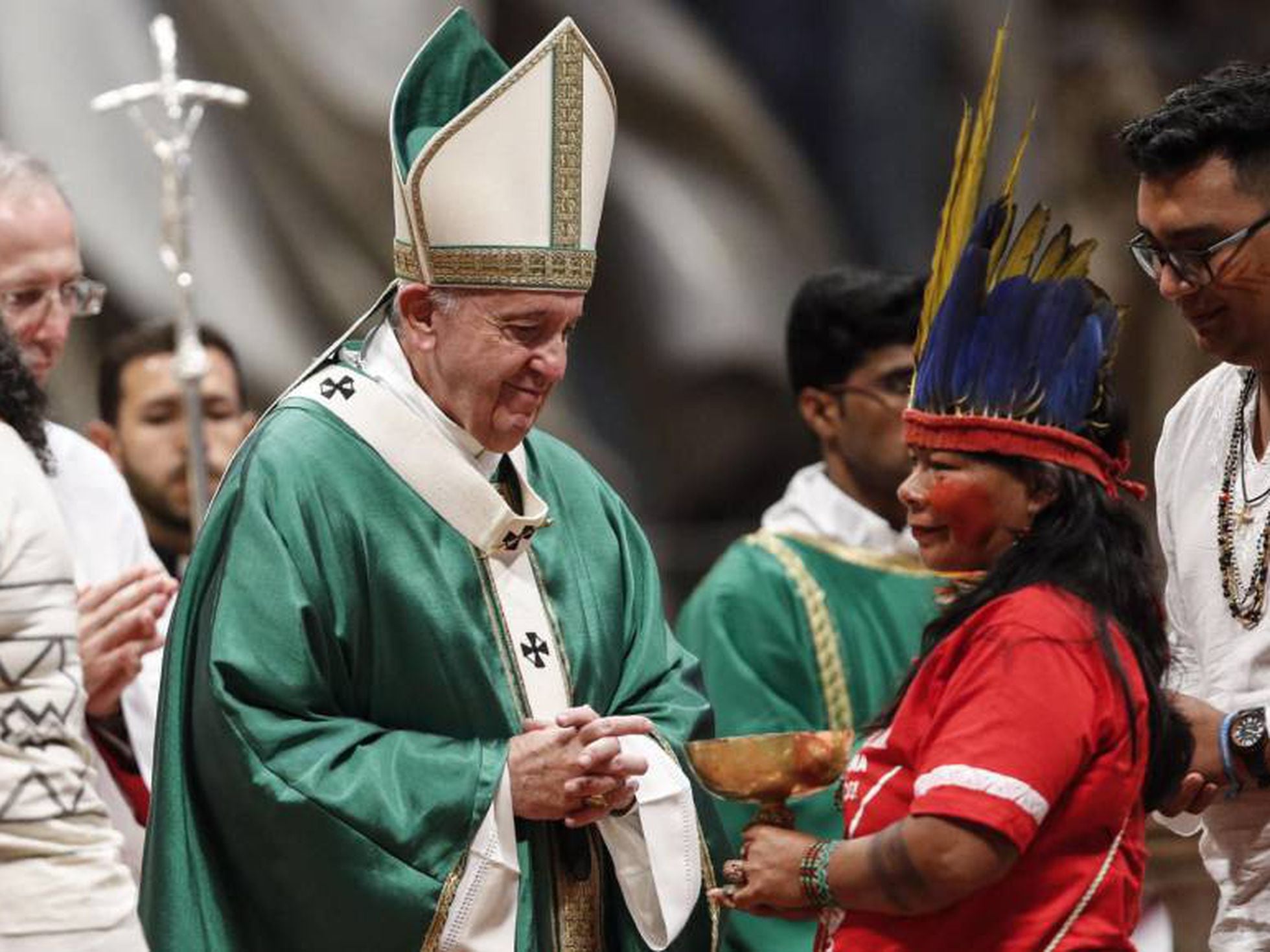 Papa Francisco usa vestes litúrgicas realizadas na Amazônia