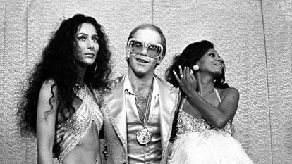 Cher, Elton John e Diana Ross posam no Rock Music Awards de 1975. Os dois primeiros foram acusados de incluir referências ofensivas em relação a minorias raciais em suas letras.
