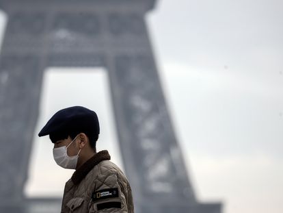Turista usa máscara contra o coronavírus em Paris.