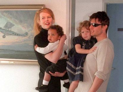 Nicole Kidman e Tom Cruise com seus filhos Connor e Bela quando pequenos.