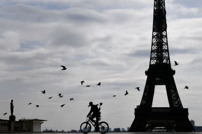 Um ciclista pedala pelo bairro de Trocadero, perto da Torre Eiffel, em Paris. 